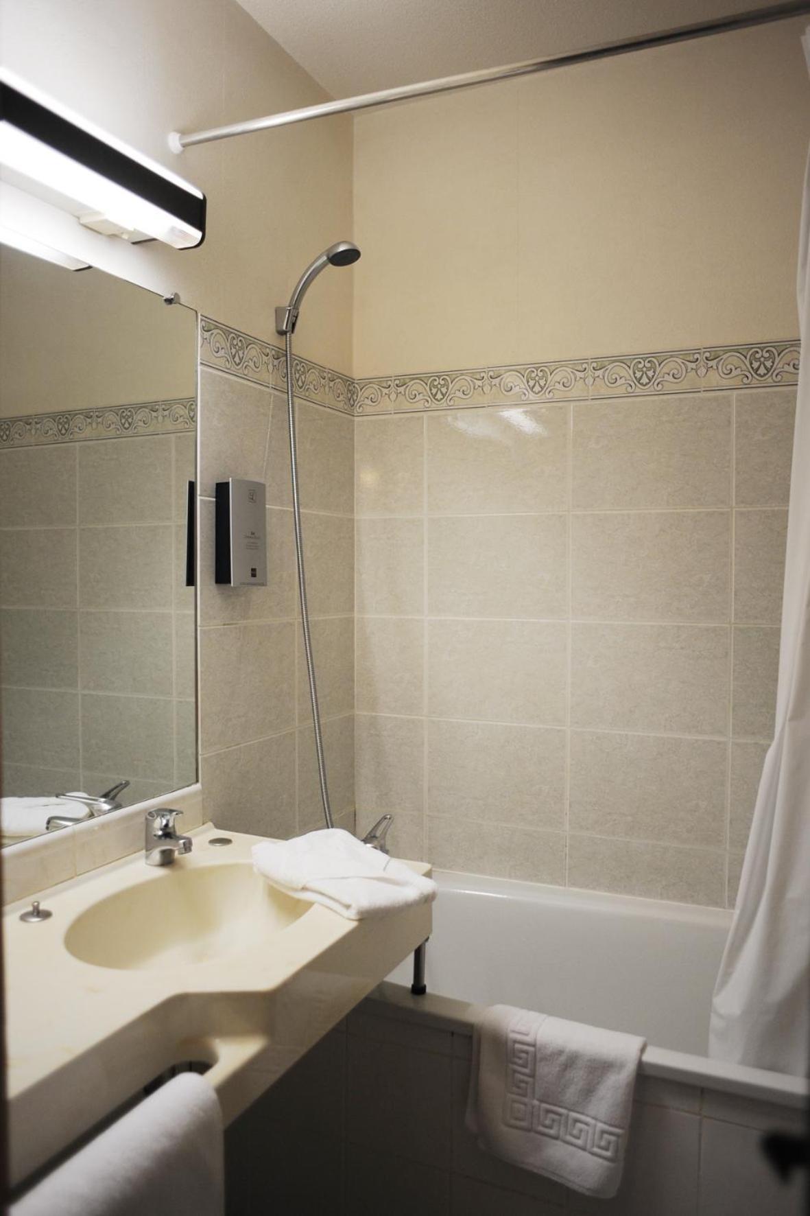 Logis Hotel Horus Restaurant Les Bruyeres Toulenne エクステリア 写真